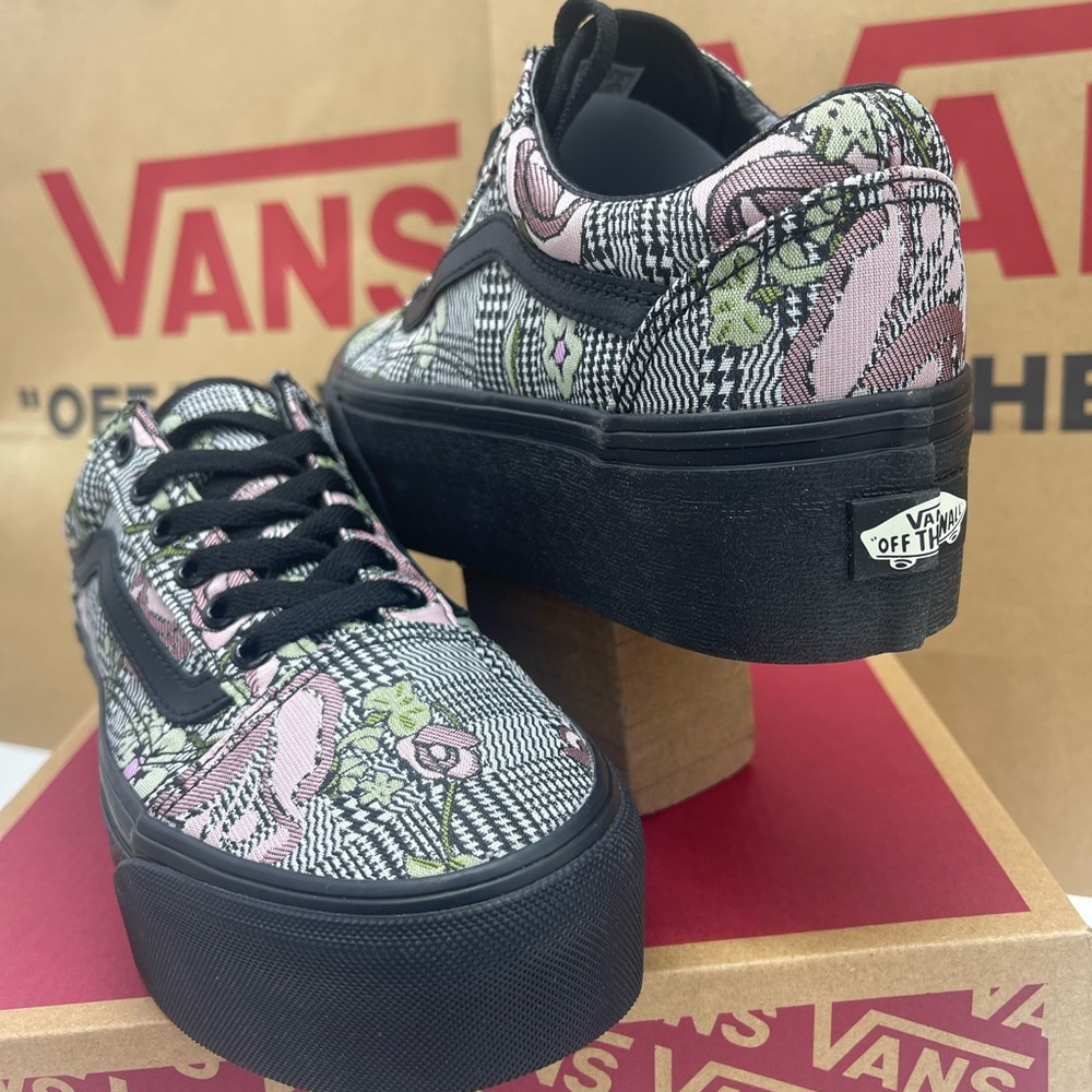 Vans Women's Old Skool Stackform Platform Sneakers
Tapestry Floral B
VN0009PZBM8 - Picture 12 of 16
